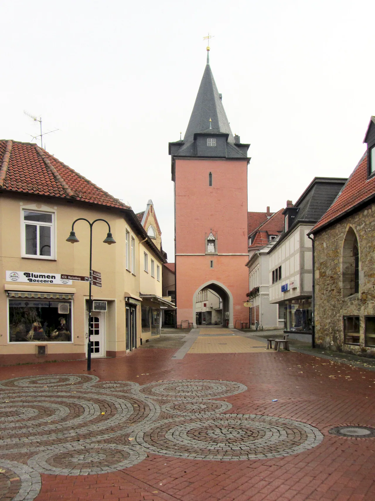 Hausmannsturm und Fußgängerbereich in der Helmstedter Innenstadt